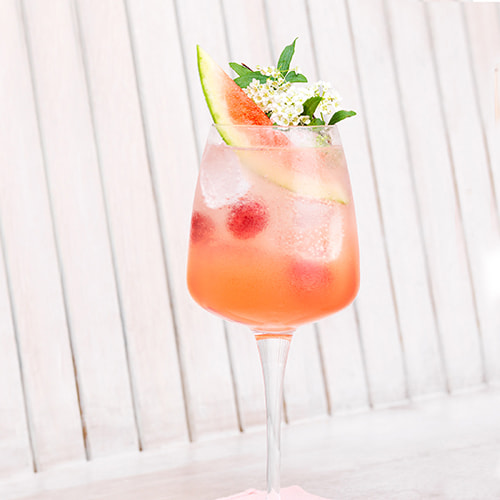 A perfectly fresh and classy rose vodka cocktail with EFFEN Rose Vodka.`