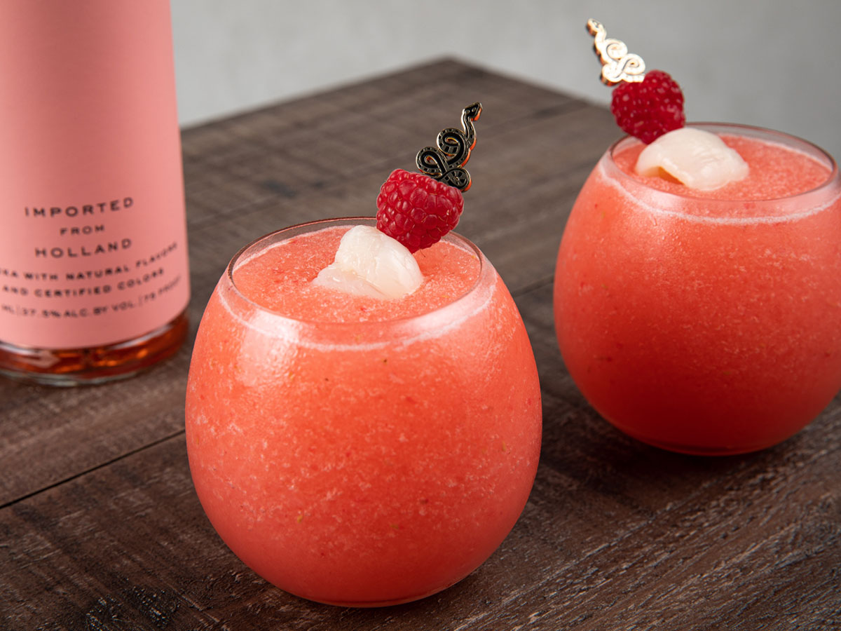 Enjoy EFFEN rose vodka with your best friends.