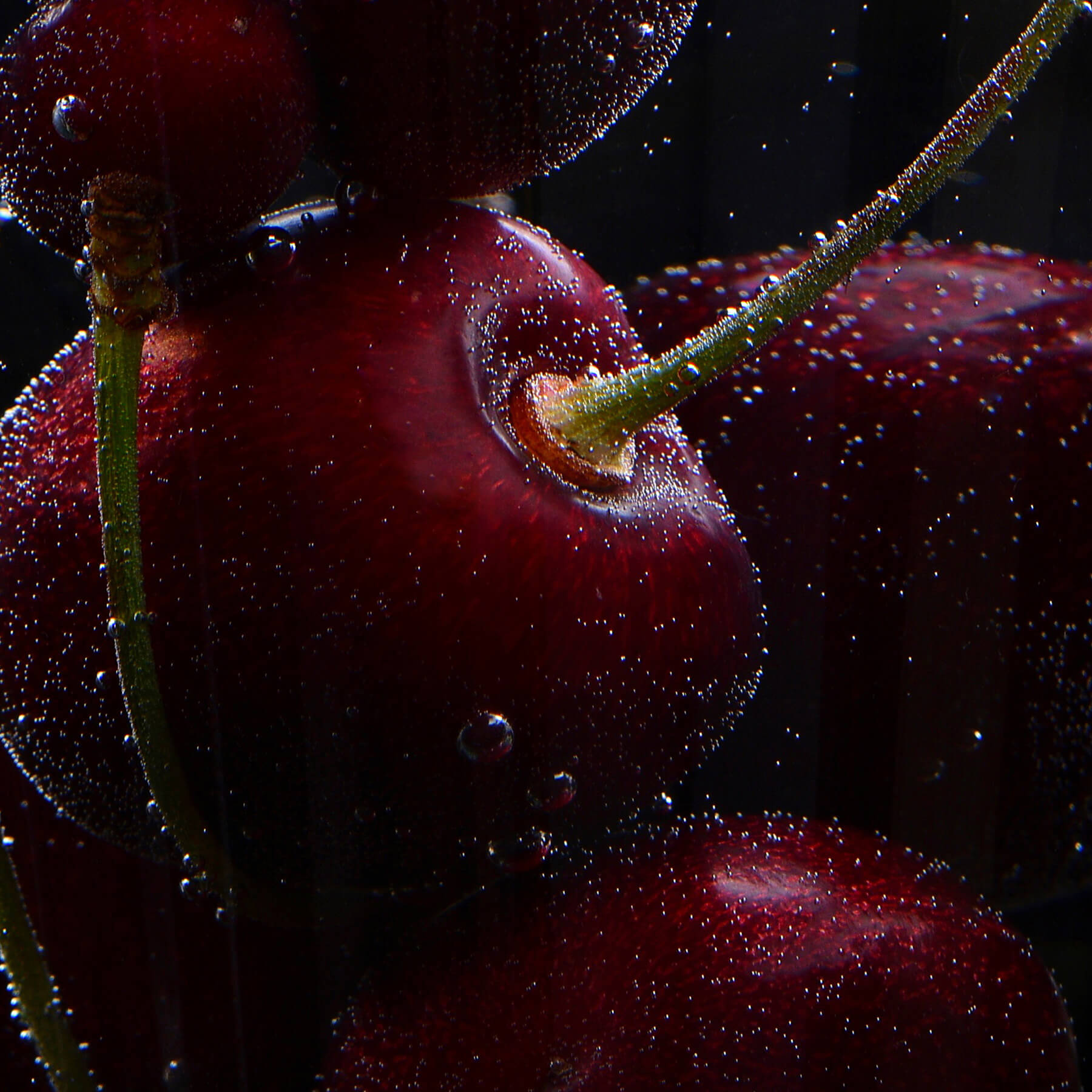 Fresh fruits guarantee the perfect aroma of EFFEN black cherry flavored vodka.