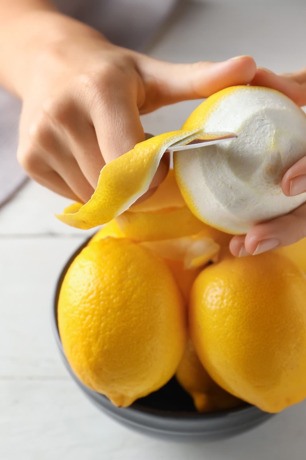 Give a fresht taste to your favourite cocktail with your own fruit peel.