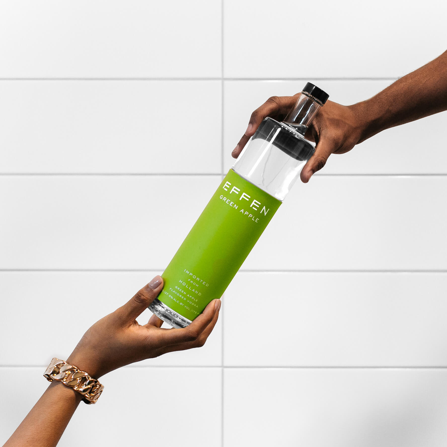 Natural apple vodka EFFEN Apple Vodka from is the perfect drink for hot summer days.